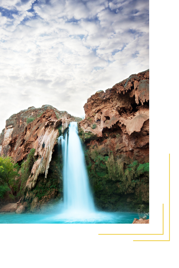 Ein Wasserfall zwischen Felsen ins Meer